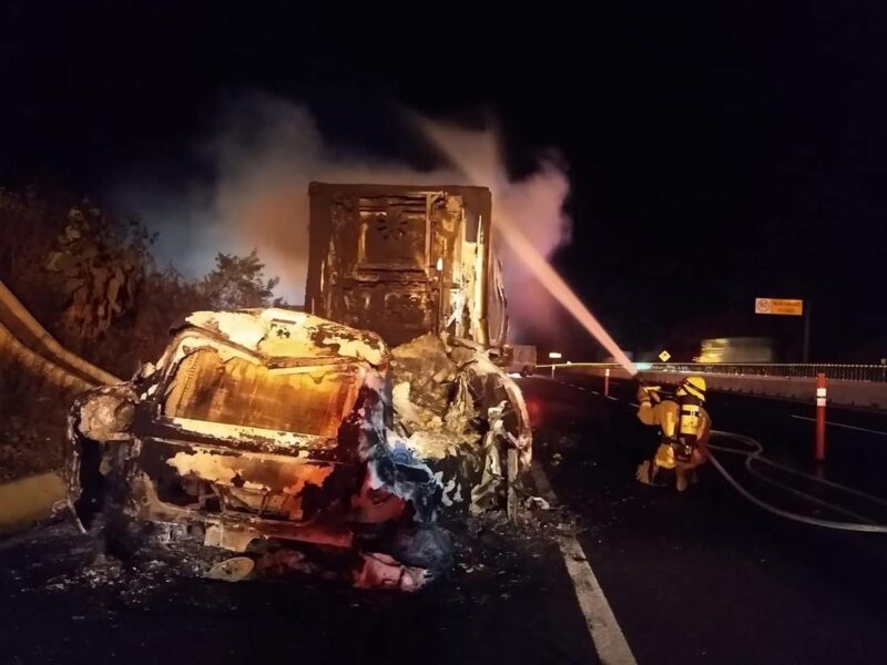 Incendio de tractocamión en autopista Siglo XXI en Michoacán