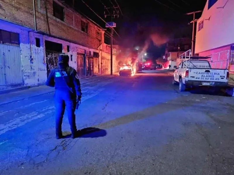 Incendio de vehículo en Morelia moviliza a cuerpos de emergencia