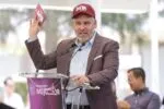 Bedolla inicia entrega de chips y tarjetas SIM de D4TA, datos gratis a 107 mil estudiantes