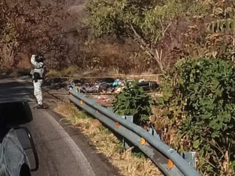 Investigan el hallazgo del cadáver de un hombre en la Uruapan-Lombardía