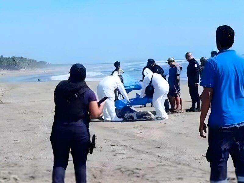 Investigan el hallazgo del cuerpo de un hombre en el mar de Coahuayana, Michoacán