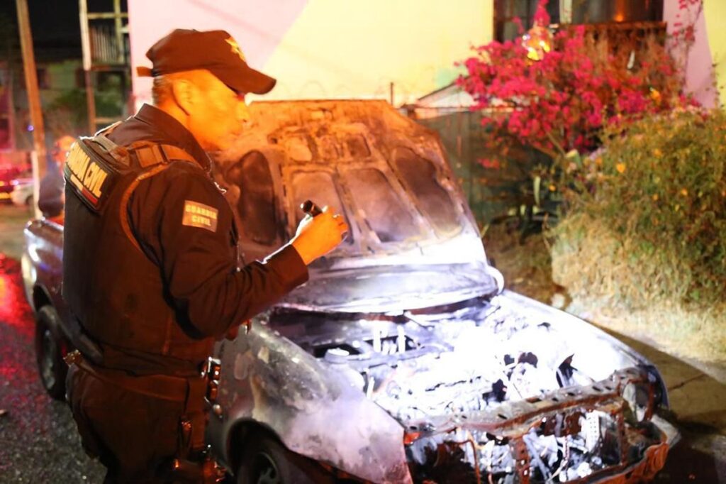 Investigan incendio de camioneta en Morelia; le arrojaron una bomba molotov-1
