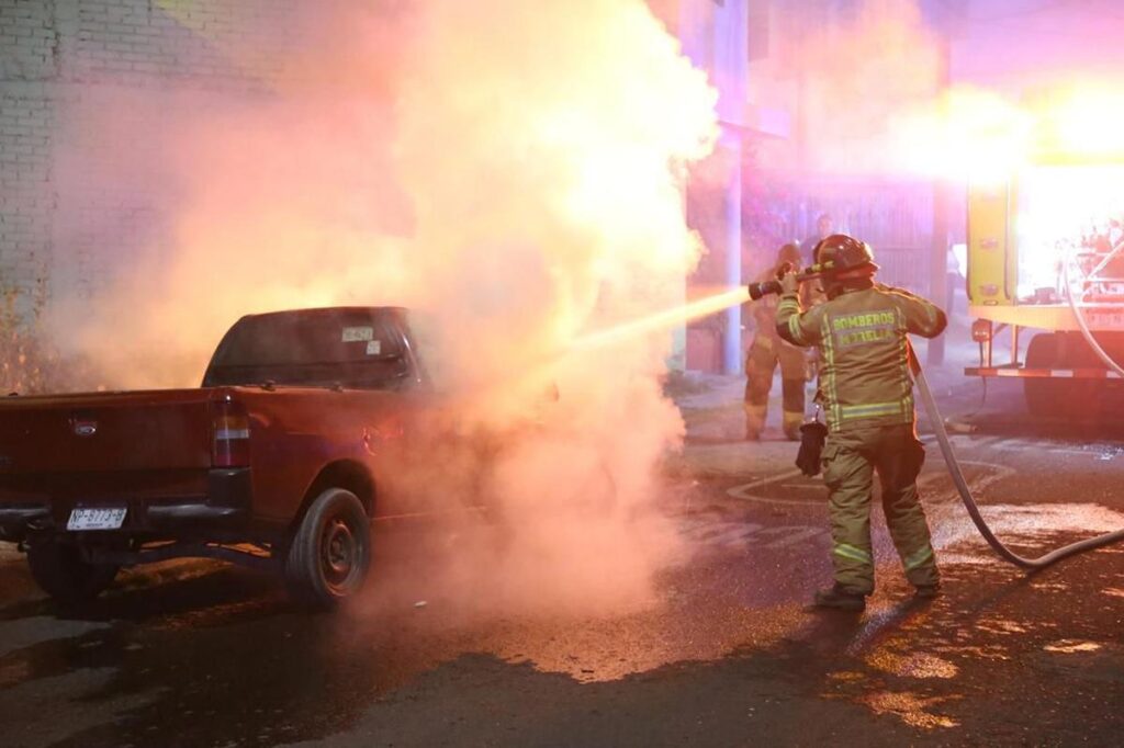 Investigan incendio de camioneta en Morelia; le arrojaron una bomba molotov-3