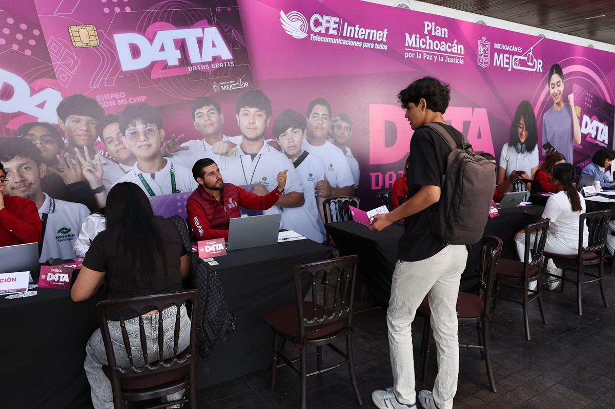 Miles de estudiantes de la UMSNH ya recibieron sus chips del Programa D4TA; continúa la entrega en Ceconexpo-2