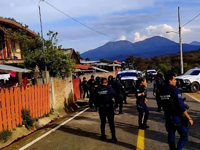 Muere paramédico por fuego cruzado en el crucero de Carapan