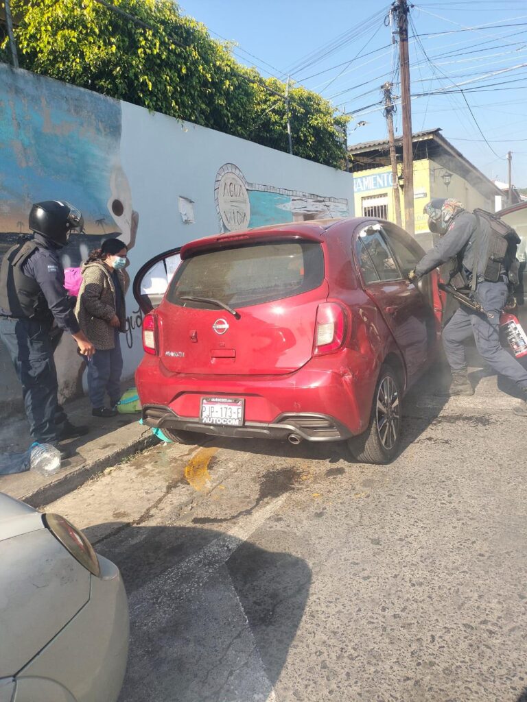 Mujer intenta incendiar vehículo en el centro de Uruapan 1