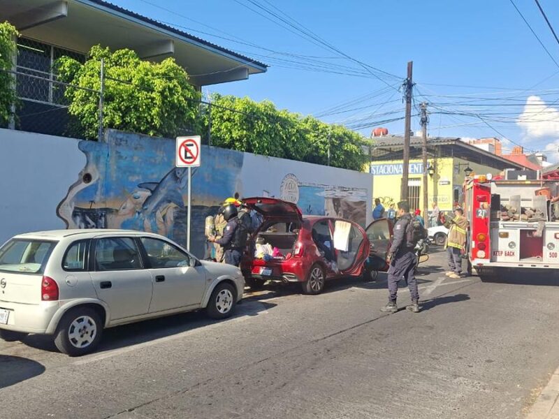 Mujer intenta incendiar vehículo en el centro de Uruapan 2