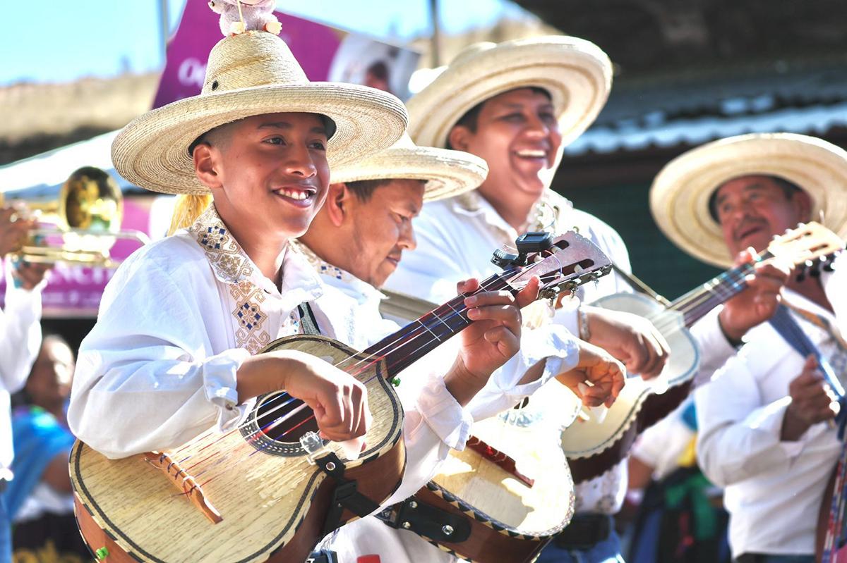 Música, color y tradición: Así se vivió el espectacular desfile del Tianguis Domingo de Ramos-3