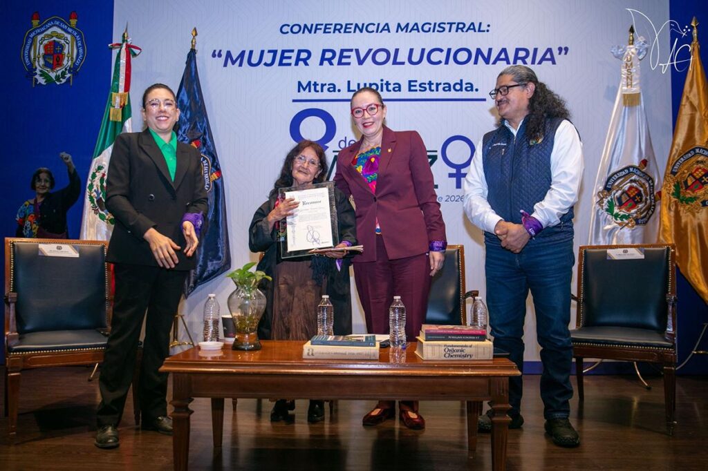 Necesario visibilizar el papel de las mujeres en la historia, señala la profesora Lupita Estrada ante estudiantes-2