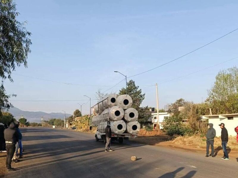 Normalistas retienen camionetas en Tiripetío 1