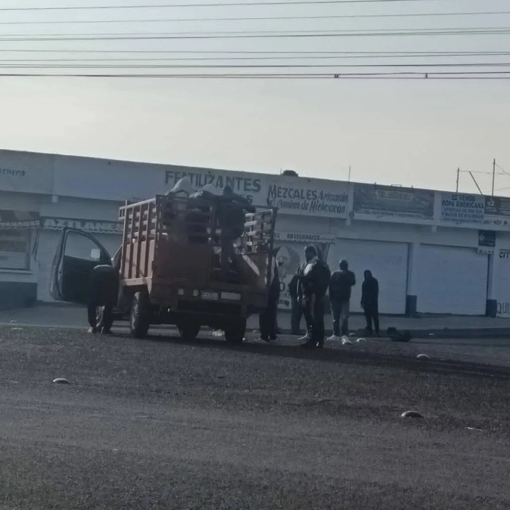 Normalistas retienen camionetas en Tiripetío 2