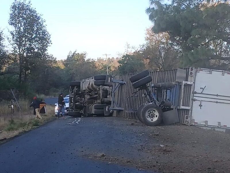Pierde el control de su unidad y vuelca en la Uruapan-Paracho
