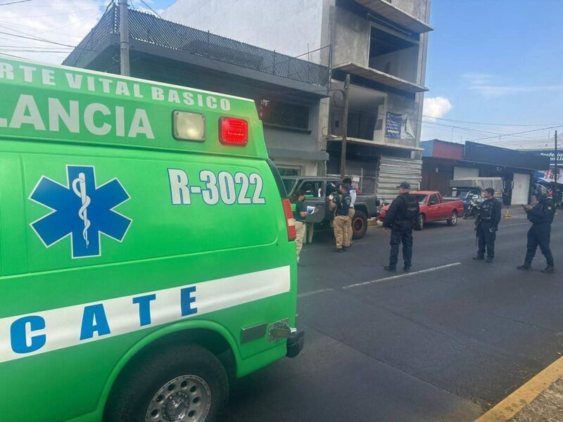 Por razones desconocidas atacan a balazos a un hombre cuando circulaba por calles de Uruapan