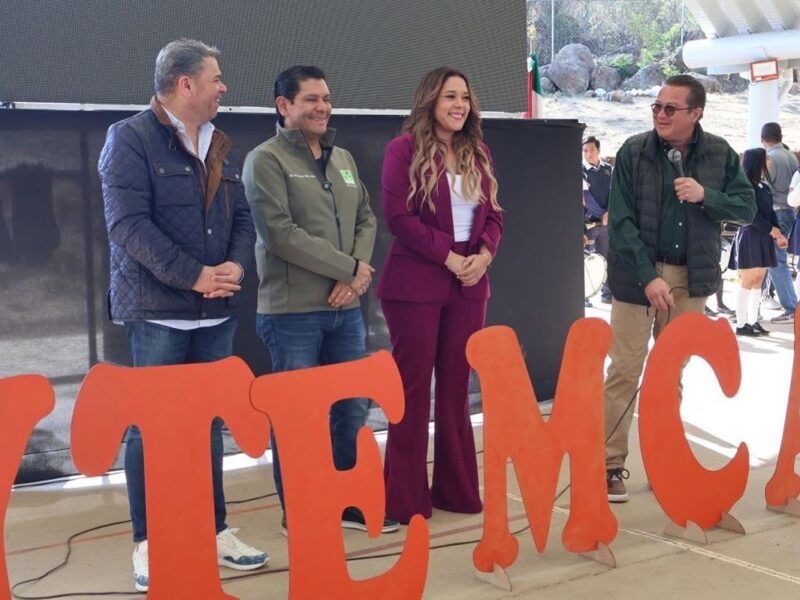 Realizan Xóchitl Ruíz y Ernesto Núñez entrega de uniformes deportivos a estudiantes del CECyTEM Capula