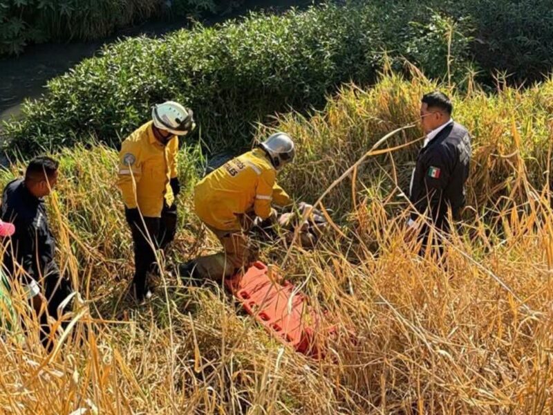 Rescatan a hombre que cayó al río Grande en Morelia