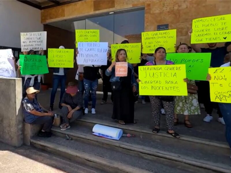 Se movilizan a favor de funcionarios de Chavinda detenidos
