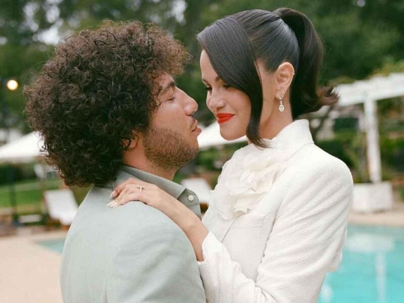 Selena Gomez besa los pies de Benny Blanco