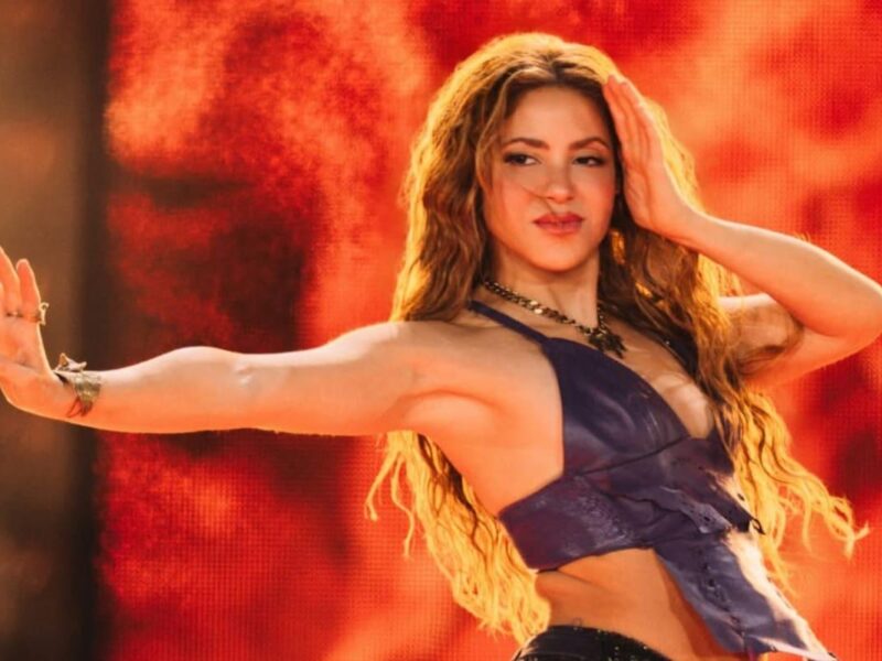 Shakira rompe récord con 400 mil asistentes a su concierto en el Zócalo