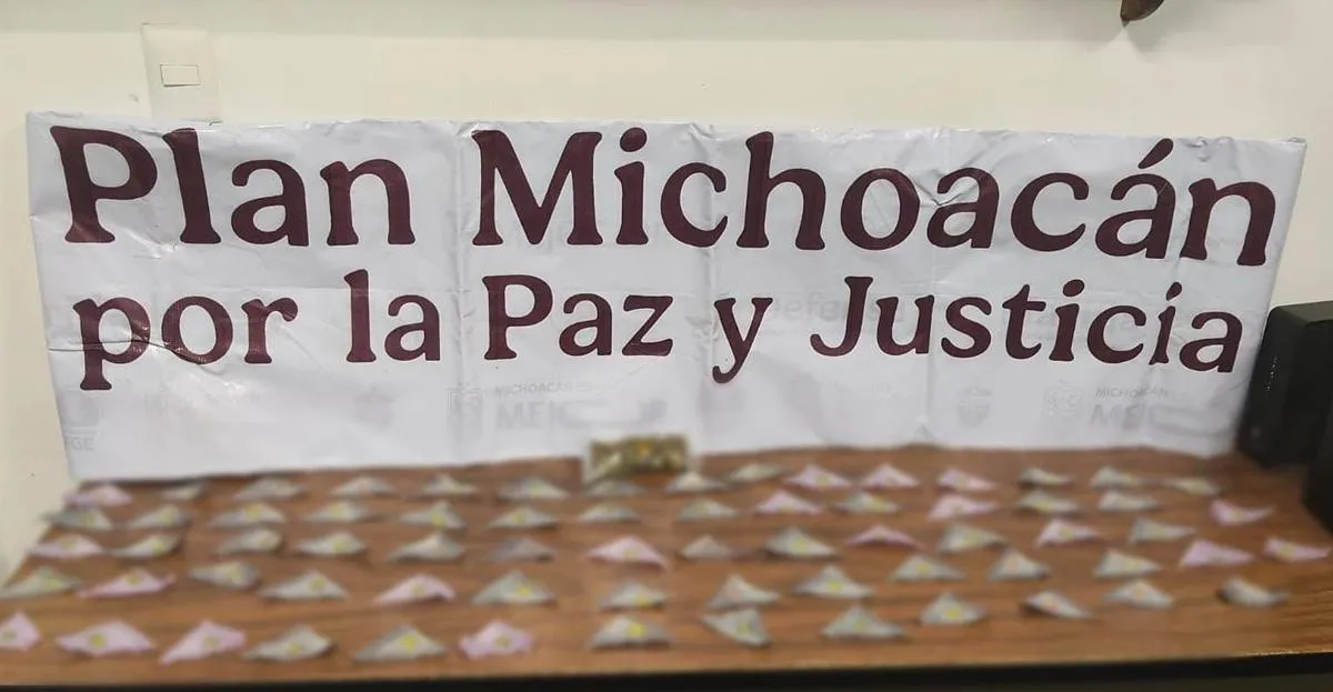 La Guardia Civil de Michoacán y autoridades de Zitácuaro detuvieron a un sujeto con 69 dosis con droga y una motocicleta sin medios de identificación en la calle Ciudad Independencia