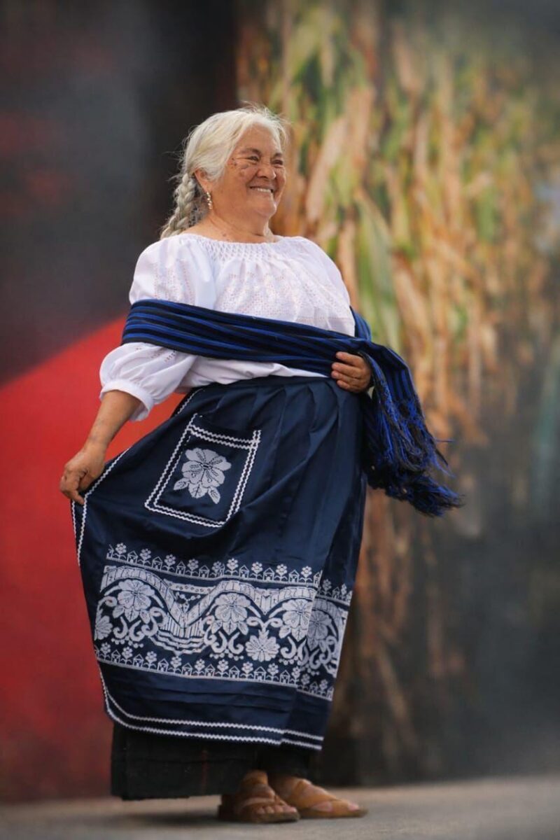 Tianguis de Domingo de Ramos celebra la riqueza textil de los pueblos originarios-4