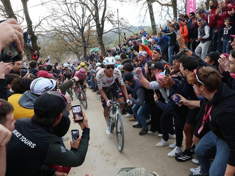 Torito en su bici entre una multitud de fanáticos