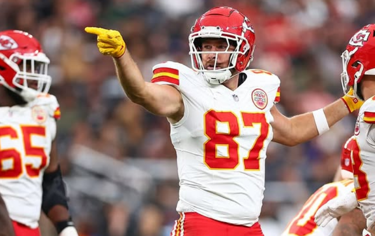Travis Kelce regresa a Chiefs para su 14ª temporada