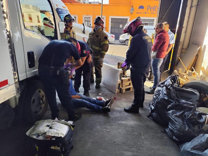 Un hombre queda atrapado entre un portón y un tráiler que realizaba maniobras en Morelia