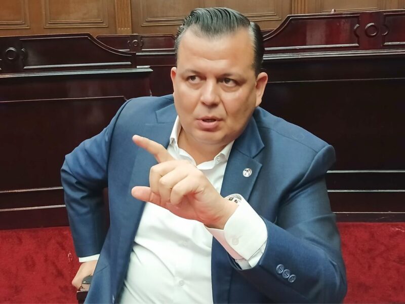 Valencia dispuesto a ceder y renunciar a base en Congreso si todos los diputados lo hacen