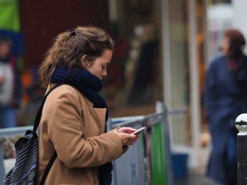 Violencia digital en México: 30% de mujeres tienen apps espía en su celular.