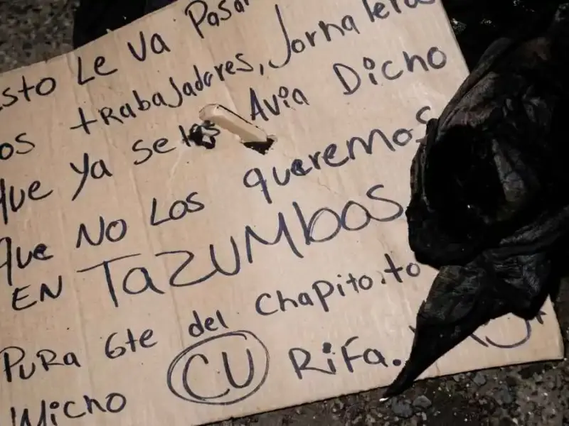Las autoridades hallaron restos humanos en Tazumbos Jalisco, junto a un narcomensaje del cártel de Los Reyes, movilizando a la seguridad local