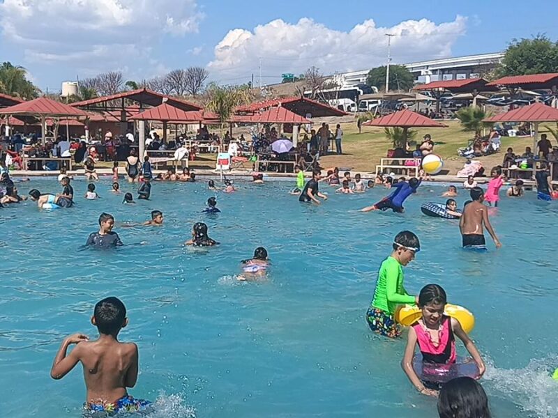 Abarrotan balnearios de Michoacán en Viernes Santo
