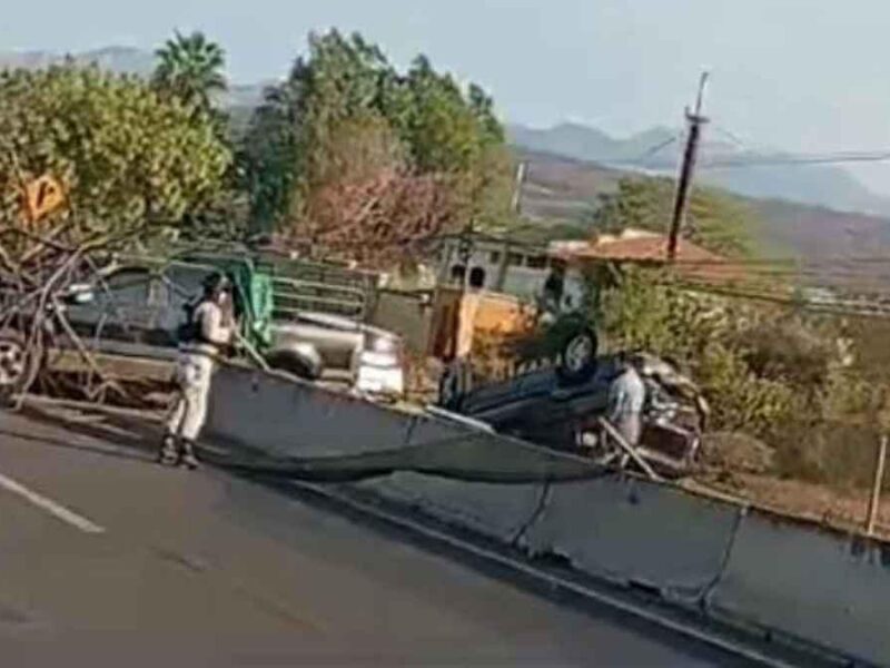 Accidente en Apatzingán: choque y volcadura en carretera