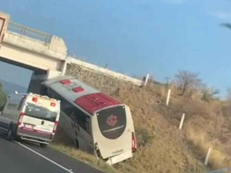Accidente en la Autopista de Occidente: Autobús impacta pipa