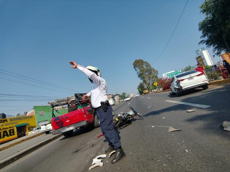 Accidente vial en periférico de Morelia deja dos lesionados