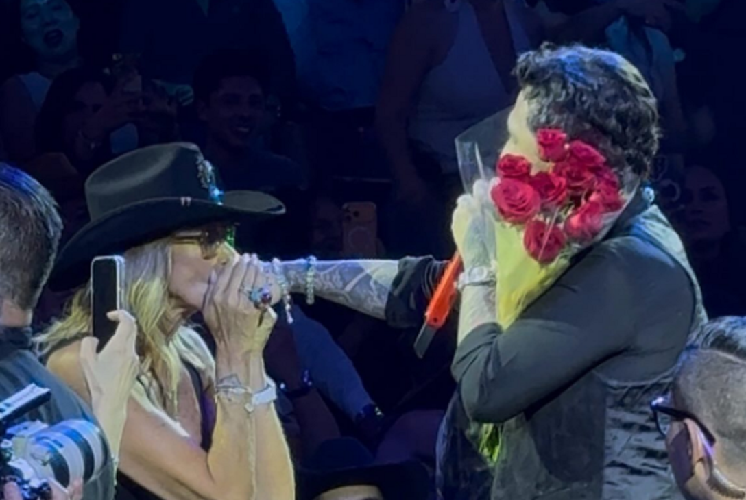 Adela Micha revive polémica tras ser vista en concierto de Christian Nodal