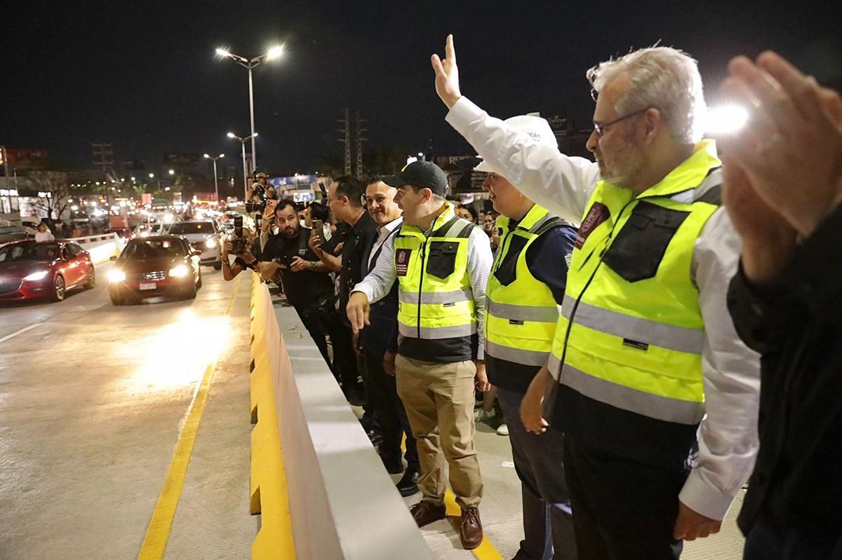 ¡Adiós al tráfico! Bedolla abre carriles superiores del puente Independencia-3