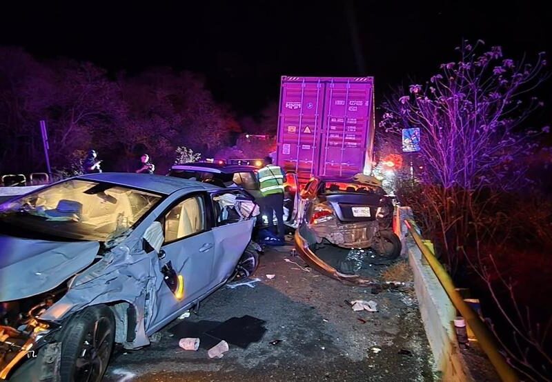 Aparatoso accidente en la Siglo XXI deja varios heridos