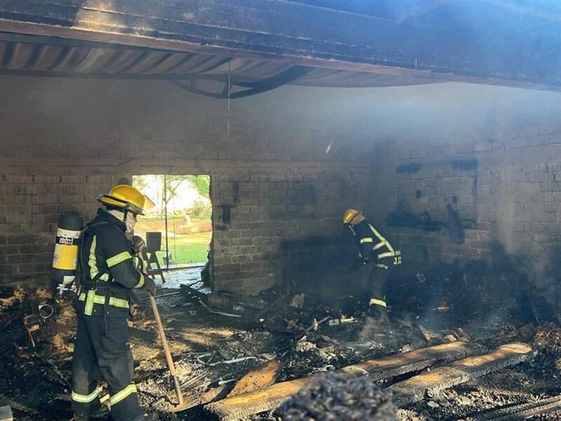 Arde taller en Cuanajo; Bomberos atienden y evitan mayores incidentes