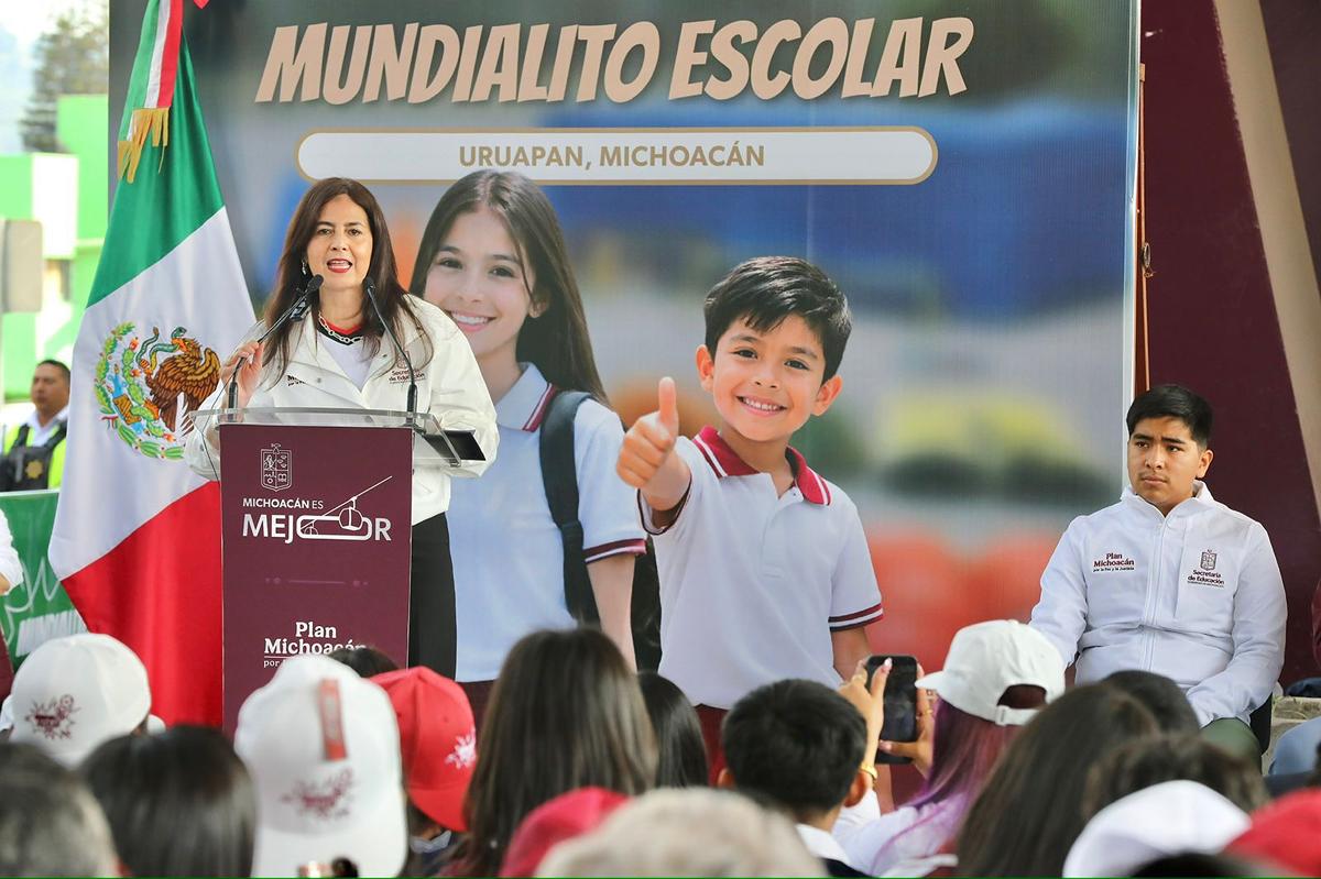 Arranca Bedolla en Uruapan entrega de material deportivo para más de 234 mil estudiantes-2