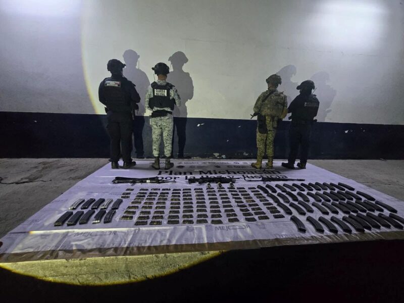 Aseguran en Apatzingán vehículos, armamento y equipo táctico; no hay detenidos