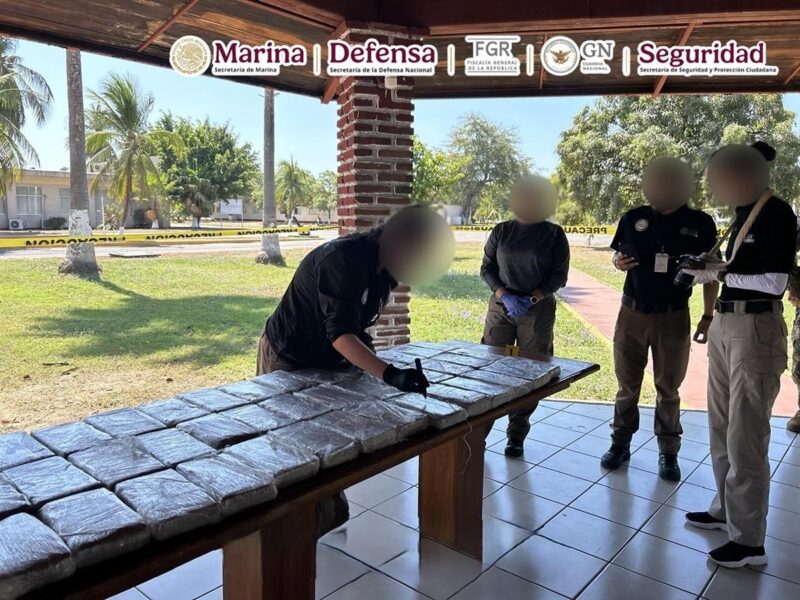 Aseguran más de 260 kilos de cocaína tras persecución marítima en costas de Michoacán.
