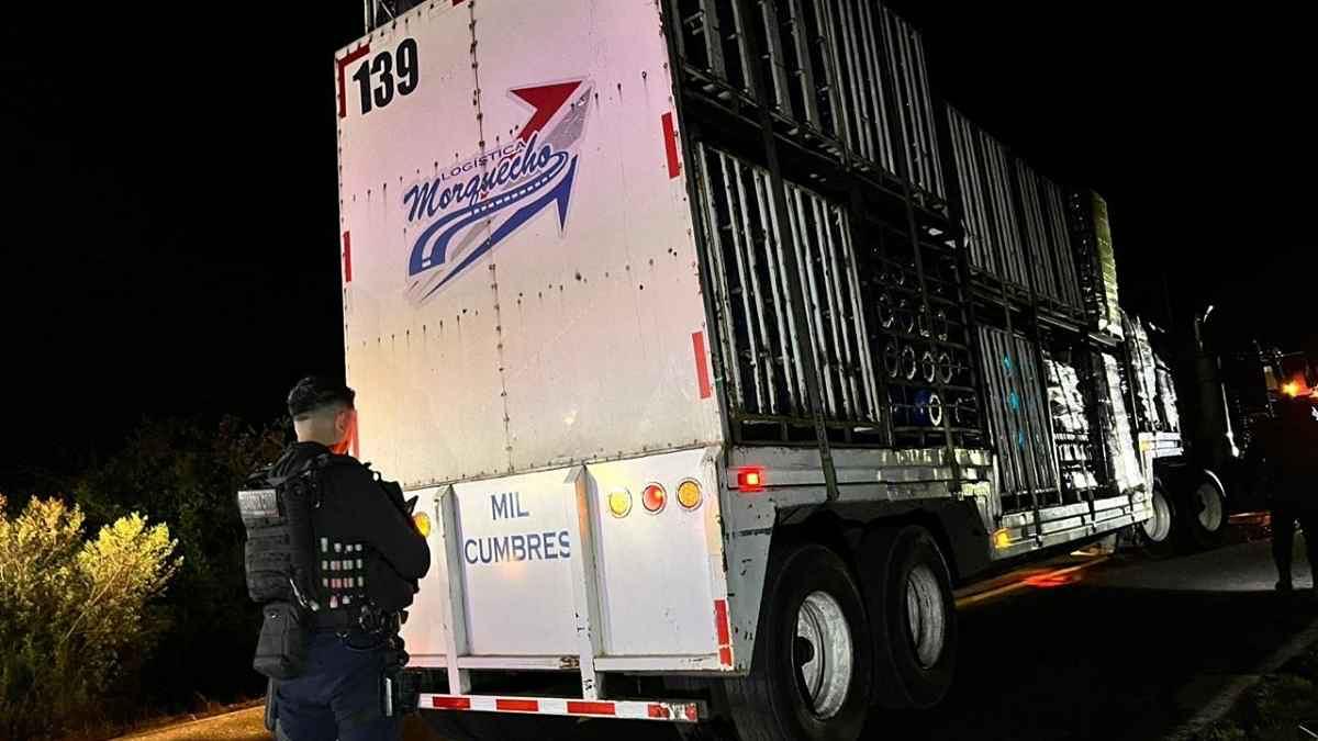 Asesinan a chofer de tráiler en carretera de Uruapan hoy