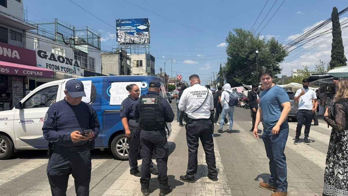 avenida Siervo de la Nación de Morelia bloqueada por normalistas