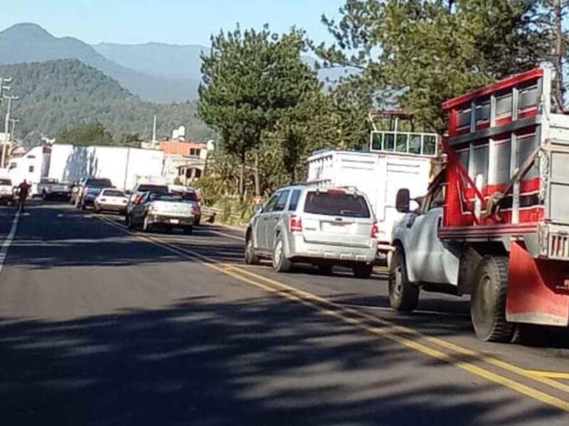 Bloqueo en Uruapan cumple tres días y mantiene cerrada la carretera