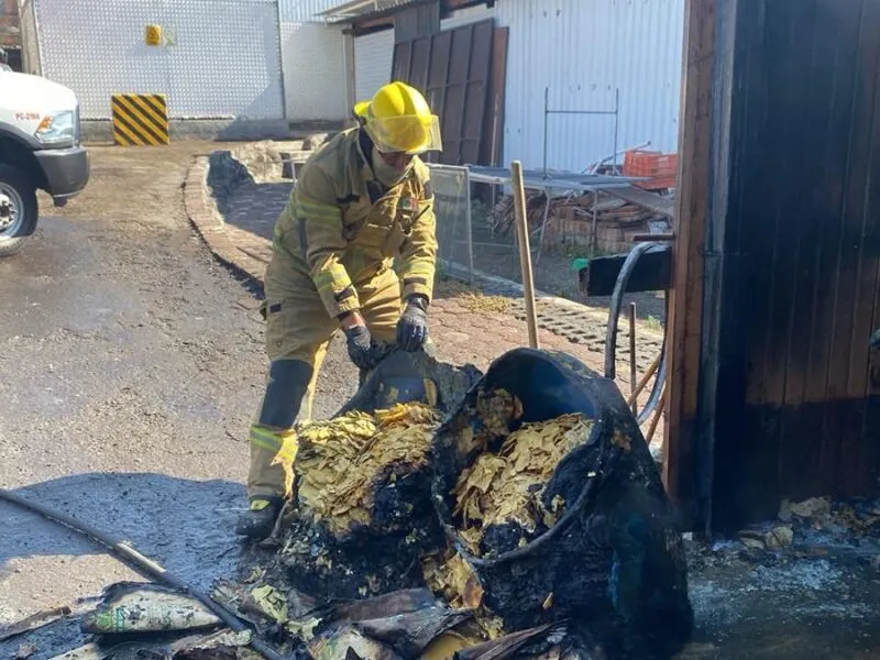 Bomberos de PC Michoacán atienden incendio al norte de Morelia; no se reportan víctimas mortales