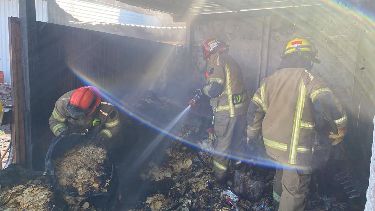 Bomberos de PC Michoacán sofocan incendio al norte de Morelia