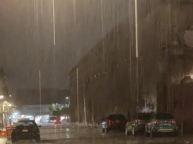 Cae aguacero en noche de Pascua en Morelia