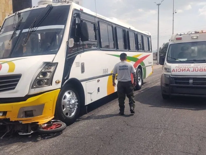 Camión del transporte público atropella a dos motociclistas en Zinapécuaro