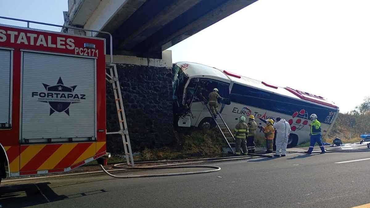 choque en la Autopista de Occidente: Autobús impacta pipa y puente en Copándaro