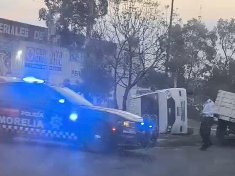 Choque entre dos camionetas deja a un hombre lesionado al poniente de Morelia